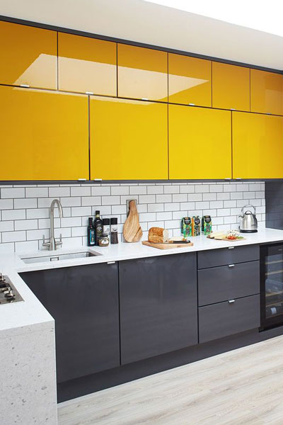 همنشینی زرد کنار وسایل آشپزخانه استیل و رنگ های زرد