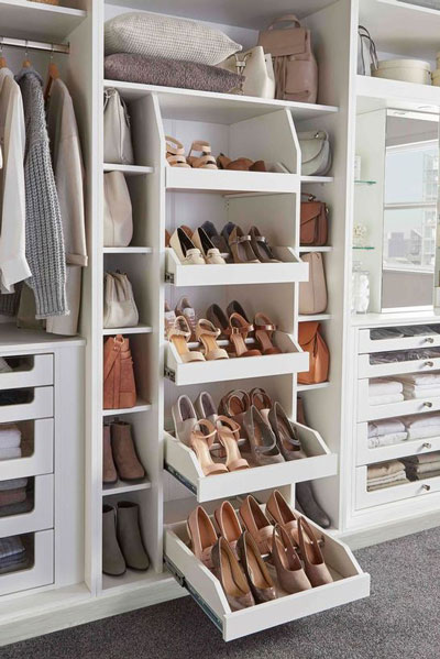 فضای لازم برای کفش ها در اتاق لباس